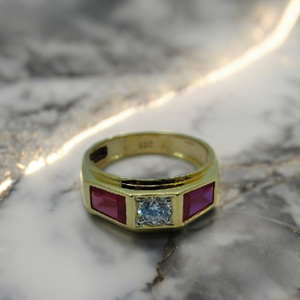 Bague élégante en or avec pierre rouge et diamant central, bague de créateur stylée pour hommes et femmes - Product Image 3