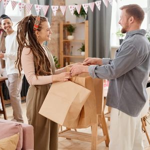 Sacs de shopping en papier kraft brun recyclé avec logo personnalisé imprimé, avec poignées torsadées, emballage pour vêtements de vente au détail, 10x6.75x12 - Product Image 6