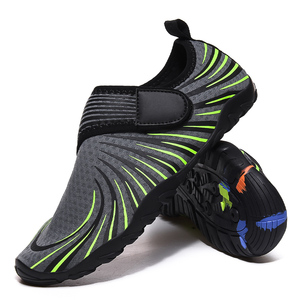 Nueva gran oferta 2024 para zapatos aguas arriba, zapatos de goma flexible a la moda para hombres, zapatos de playa con deslizamiento en el agua, <span class=keywords><strong>sandalias</strong></span> al por mayor - Product Image 2