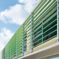 Volets de façade en aluminium à lames orientables résistants au vent pour la ventilation et l'ombrage du soleil