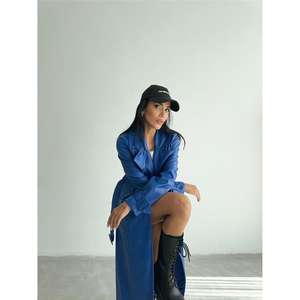 Manteau trench en cuir matelassé bleu pour femmes, long, avec décoration en tissu denim imprimé, fermeture à ceinture, pour la saison automne-hiver - Product Image 2