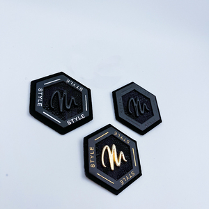 Özel Logo Yüksek Kaliteli Çevre Dostu Çinko Alaşımlı Kabartmalı Metal Deri Etiket Yaması 4.1x3.6cm Giyim ve Aksesuarlar için - Product Image 4