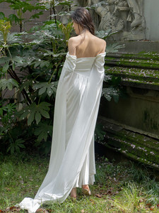 Robe de mariée légère asymétrique style français, blanche, <span class=keywords><strong>pure</strong></span> et séduisante, longueur ras du sol, silhouette plage, avec fleurs, pour cérémonie - Product Image 3