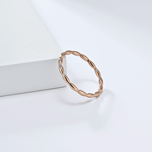 Anillo de titanio y acero geométrico minimalista estilo francés, banda lisa apilable a la moda, adecuado para uso diario. - Product Image 3