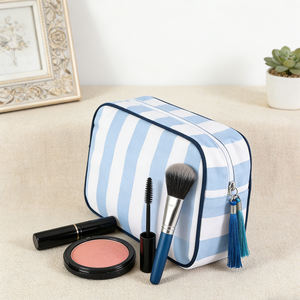Sac <span class=keywords><strong>de</strong></span> toilette en toile rayé avec logo personnalisé en gros, décoration en pompon, organisateur <span class=keywords><strong>de</strong></span> voyage pour femmes - Product Image 1