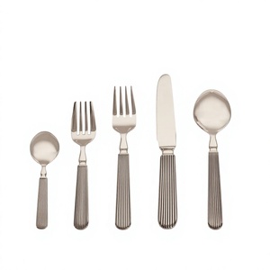 Ensemble de couverts modernes en acier inoxydable poli miroir avec manches côtelées, compatibles lave-vaisselle, pour mariage, en vente - Product Image 1
