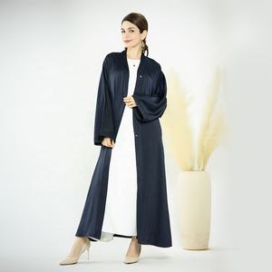Loriya <span class=keywords><strong>magasin</strong></span> de vêtements islamiques vente chaude couleurs unies Satin ouvert Abaya avec poches latérales femmes musulmanes modeste Kimono Abaya - Product Image 3