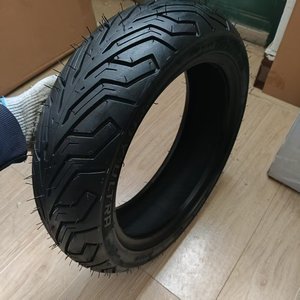 Neumático de Repuesto de Caucho Natural con Certificación ISO de Alta Calidad 130/70-12, Neumático Nuevo para Motocicleta - Product Image 1