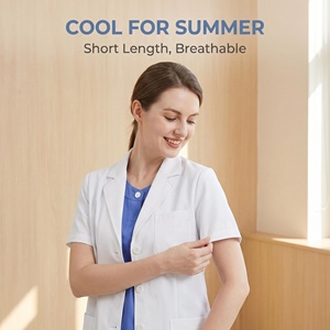 Blouse de Médecin à Manches Courtes en Coton Blanc de Marque JingHua Personnalisée avec Poches Pratiques pour les Professionnels de la Santé (Unisexe) - Product Image 2
