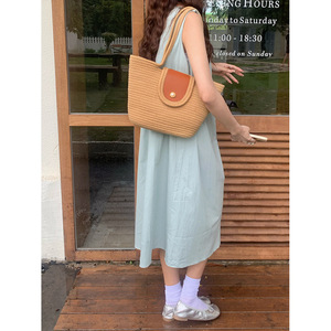 กระเป๋าโท้ทสานชายหาดสไตล์วันหยุด สีเบจและสีน้ำตาลอ่อน ทอจากฟาง พร้อมตัวล็อคแม่เหล็ก สำหรับฤดูร้อนปี 2023 ใช้ได้ทุกวันสำหรับผู้หญิง - Product Image 4