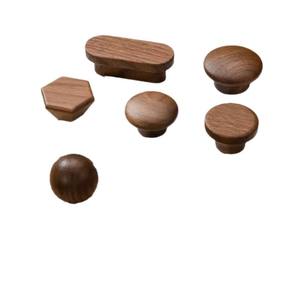 Boutons et poignées de meuble en bois de noyer sur mesure, poignées de commode en noyer noir massif, poignées de tiroir minimalistes japonaises pour armoire - Product Image 2