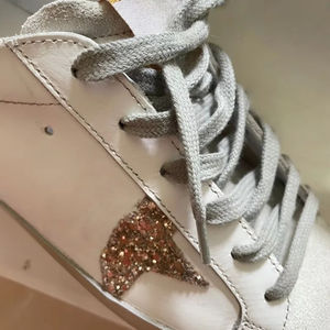 รองเท้ากีฬาสไตล์ลำลองสำหรับผู้ชายที่หรูหราและอเนกประสงค์ ลายดาว ดีไซน์เงางาม รองเท้าเดินสบาย ใช้กลางแจ้ง - Product Image 2