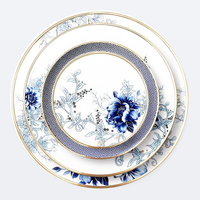 Service d'assiettes de luxe en porcelaine fine bleue et blanche avec bord doré, plusieurs tailles disponibles, assiettes de présentation, assiettes à salade et assiettes à pain pour mariages, hôtels et banquets