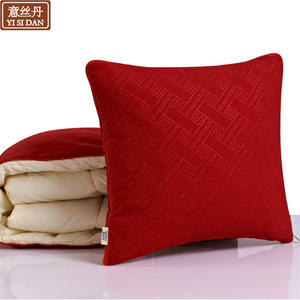 Manta Cojín Yi Si Dan, Color Beige y Rojo, de Algodón, Plegable, Bordada, para Usar como Manta - Product Image 2