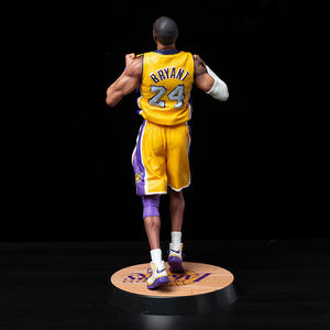<span class=keywords><strong>Kobe</strong></span> <span class=keywords><strong>Bryant</strong></span> # Statuetta da Collezione 24 Basketball Star Victory Roar con Base a Campo da Basket per Appassionati di Sport e Collezionisti - Product Image 5