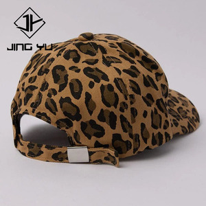 Gorra de béisbol de algodón de alta calidad con estampado de leopardo y hebilla ajustable de lujo hecha a medida. - Product Image 2