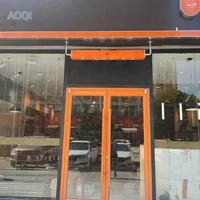 Porte d'entrée extérieure de style KFC en alliage d'aluminium avec design moderne et fonction coupe-vent pour usage commercial, hôtels, centres commerciaux