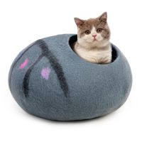 Niche pour chat en feutre de laine fait main, forme œuf, base grise, cœur rose, naturelle et fermée, avec doublure intérieure foncée