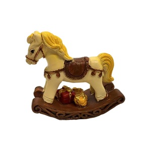 Ornamento di cavallo a dondolo in resina di natale dipinto a mano decorazione appesa per l'albero di natale casa accento da tavolo in miniatura - Product Image 6