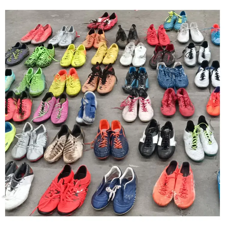 Grampos de futebol sapatos novos e usados