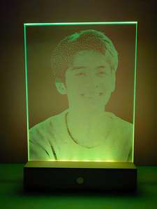 Peinture sur verre de style minimaliste, photo personnalisée pour une seule personne, décoration de bureau, cadeau pour une jeune personne vivant seule - Product Image 3