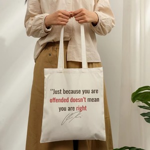 Borsa tote in tela riutilizzabile con stampa della citazione: Solo perché sei offeso non significa che tu abbia ragione - Borsa a tracolla per la spesa - Product Image 5