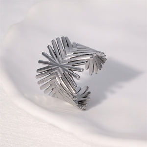 Bague en acier titane pour femme, best-seller transfrontalier – Inoxydable, ajustable, luxe léger, plaqué or 18 carats - Product Image 3