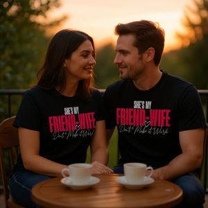 Camiseta con cita divertida para parejas, regalo para parejas, ella es mi amiga y esposa - Product Image 3