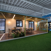 Maison Modulaire Préfabriquée Personnalisée avec Cabine de Jardin, Terrasse Extérieure, Écran d'Intimité à Persiennes et Grande Fenêtre pour Studio de Jardin