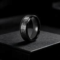 Cincin Kawin Pria Tizti Jewelry Tantalum Berlapis Hitam dengan Bagian Tengah Berpalu dan Tepi Bertingkat, Perhiasan Trendi untuk Pria