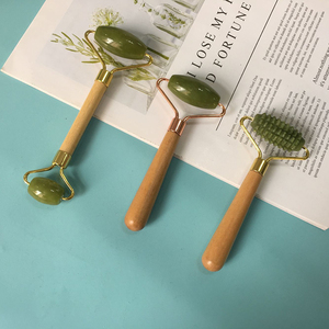 Set di strumenti per massaggio Gua Sha con rullo di giada HY Best, 100% giada rosa naturale, rullo per il viso in legno, utilizzabile anche come massaggiatore per collo e occhi gonfi. - Product Image 4