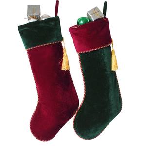 Neuankömmling Festliche Weihnachts zeit Weihnachts strumpf 2er-Set aus rotem und grünem Samt mit benutzer definierten Logo-Quasten-Dekorations socken - Product Image 2