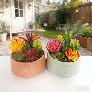 Ensemble de pots en céramique côtelés avec des succulentes artificielles colorées - Décoration intérieure/extérieure - Product Image 1