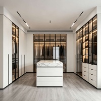 Dressing moderne sur mesure pour toute la maison, armoire du sol au plafond, vitrine de rangement en verre avec éclairage LED pour villa