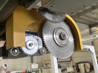 Machine de découpe automatique de panneaux de porte en bois à quatre côtés