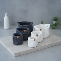 Ensemble de paniers de rangement en coton crocheté personnalisés avec des formes rectangulaires modernes en différentes tailles et couleurs