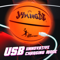 La lumière LED verte orange d'usine de propriétaire de brevet brillent dans le ballon de basket-ball rougeoyant foncé