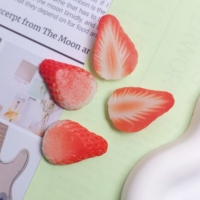 Modèle de fruits artificiels miniatures en résine, cabochons de fraises rouges réalistes en plastique pour la décoration de la maison, de la cuisine et des fêtes