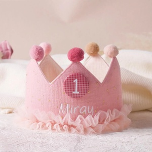 Chapeau <span class=keywords><strong>Couronne</strong></span> en Tissu de Mousseline Douce pour <span class=keywords><strong>Décoration</strong></span> d'Ambiance de Fête d'Anniversaire, Accessoire de Photographie pour Bébé, Broderie de Nom Personnalisée - Product Image 1
