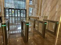 Porte battante de contrôle d'accès à reconnaissance faciale intégrée, personnalisée pour immeuble de bureaux, dernier design