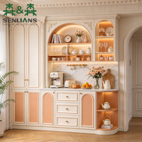 Buffet de cuisine classique français contemporain avec tiroirs vitrés arqués cannelés et pilastres romains