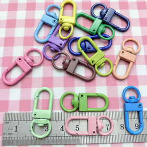 Porte-clés en alliage de zinc couleur bonbon, accessoires de bijoux DIY, boucle rotative pour ornement de poupée, vente en gros - Product Image 2