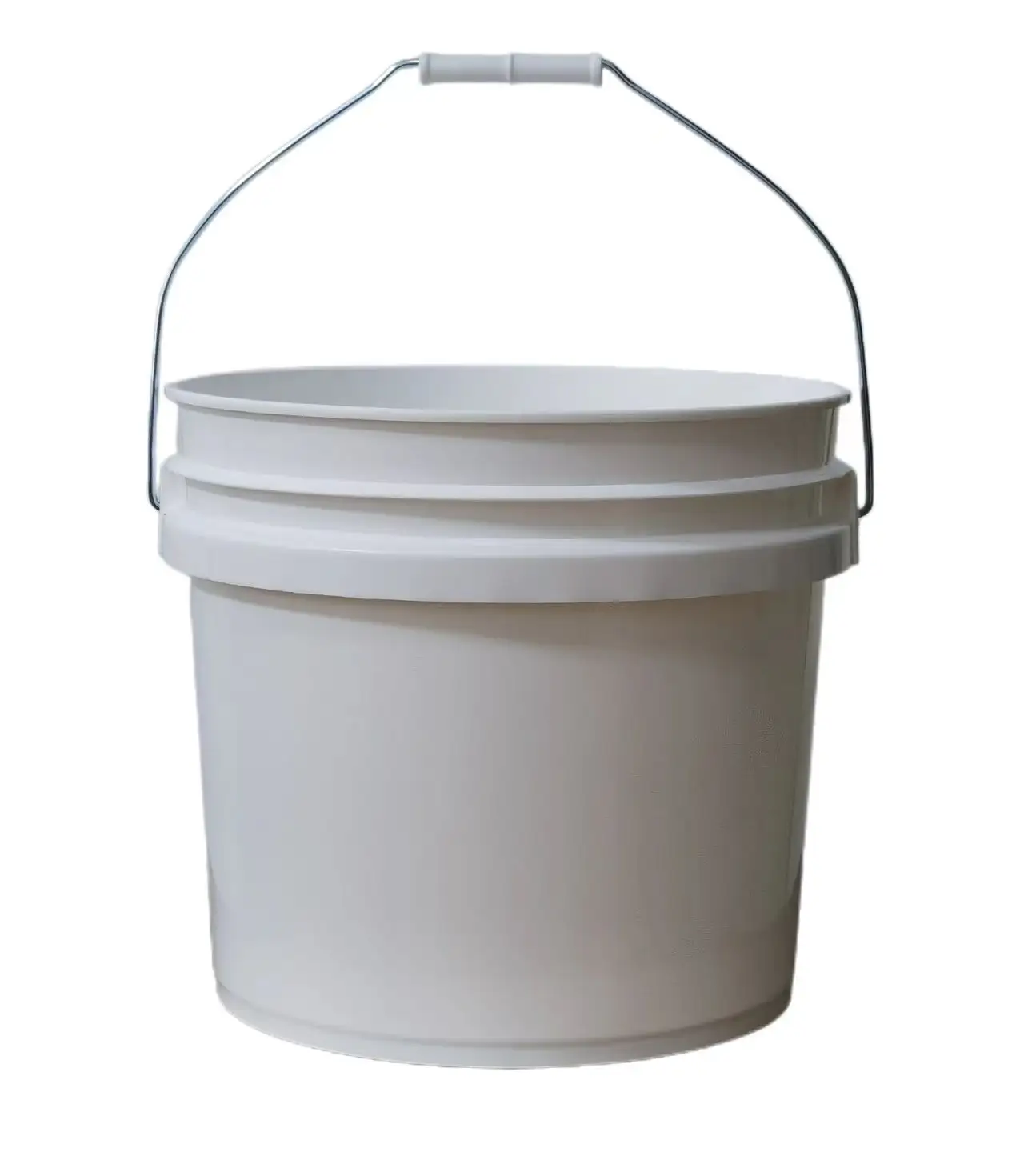 Kustom murah Kecil Besar 2L 5L 10L 20L 25L 5 galon makanan kelas aman cat putih ember plastik dengan tutup pegangan harga