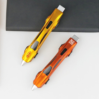Stylo bille en plastique personnalisé en forme de voiture de course avec roues pivotantes, stylo fantaisie en forme de véhicule avec revêtement métallique