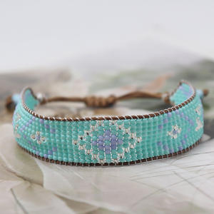 Pulsera de cuentas hecha a mano con degradado geométrico de estilo bohemio con diseño tejido colorido - Product Image 6