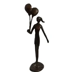 Européenne en fonte artisanat en métal bronze sculpture le ballon fille famille sculpture