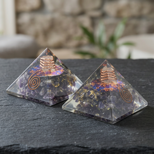 Pyramide d'orgone en améthyste et agate Feng Shui avec logo vert imprimé et gravé - Product Image 2
