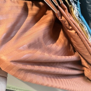 Tela de Microfibra de Poliéster <span class=keywords><strong>100</strong></span>, Rollo de Tela para Sábanas, Color Sólido Cepillado, Estampado en Relieve, para Hotel, Precio de Fábrica Económico en China 2025 - Product Image 1