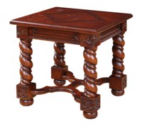 Table d'angle carrée en bois massif de style vintage américain, pieds torsadés en orge, marqueterie diamant, traverse en X, bloc sculpté effet soleil, finition vieillie