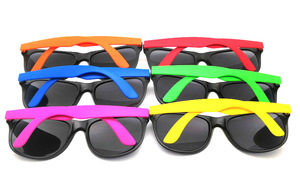 Lunettes de soleil néon mat PP lunettes de soleil contraste de couleur lunettes cadeaux personnalisées - Product Image 3